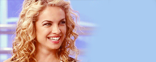 orgulhorebeldes:  Ei garota, sorria, mostre o que você tem de mais bonito, mostre que você é forte.(da❥karla)