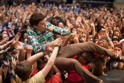 edwardspoonhands:  you-wore-blue:  I found myself in only one of the VidCon facebook photos.  A reminder that there are a lot of really amazing VidCon photos on our facebook.  Oh, Watsky. /Girly sigh.