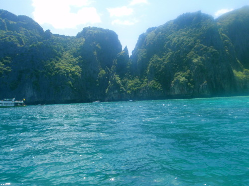 tropic-al-elephants: befreestrawberry:  trop1cal:  From my trip to the Phi Phi islands in Thailand! 