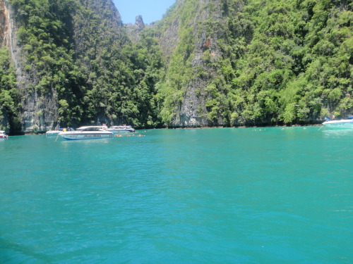 gu-avajuice:  c-oconutparadisee:  trop1cal:  Phi phi islands, Thailand = perfect  wanna go there so 