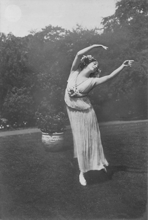 colettesaintyves: Anna Pavlova by Claude Harris, 1914.