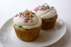 gastrogirl:  funfetti cupcake for two. 