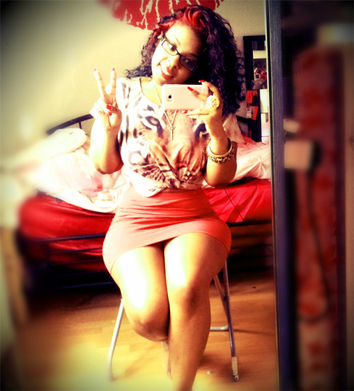 cremede-laacreme:  oh I like her shirt n skirt!  