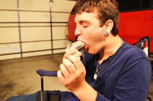 cravingbluntz:  zedutchess:  thats how its done  This is how I do~~~ <3    Um… Yes, please.
