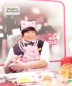 a-to-the-jaeseop:Wifu Eli and his pink lunchbox.