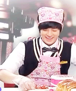 a-to-the-jaeseop:Wifu Eli and his pink lunchbox.