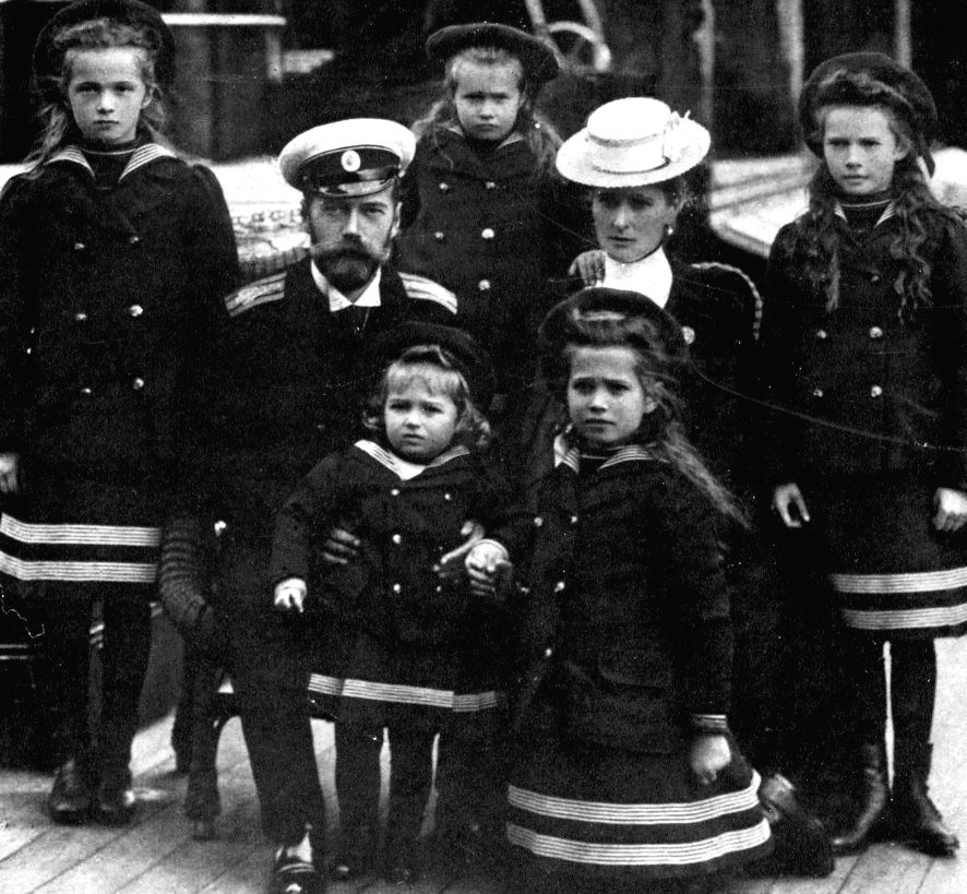 hisimperialhighness:  tsar nicholas II and tsarina alexandra with their children,