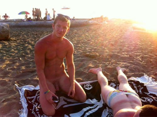 guyzbeach:  Follow Guyzbeach, a collection of natural men naked at the beach ! 