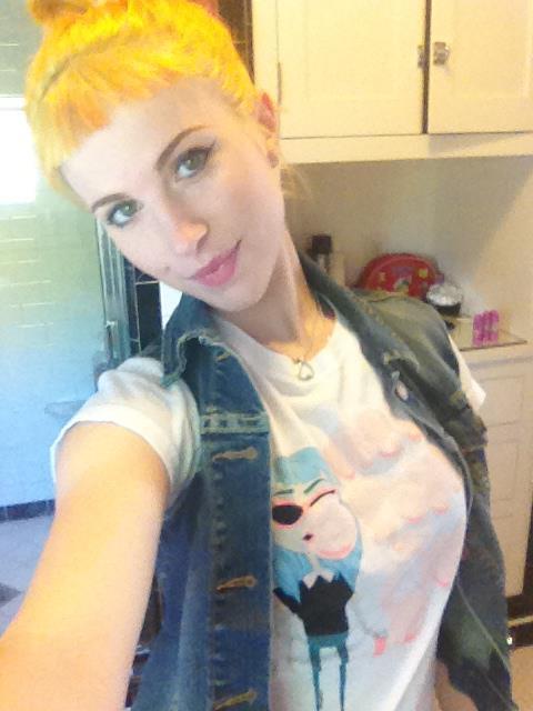 paramorebeware:  “Eu amo meu tempo sozinha.” - Hayley Williams - Paramore 