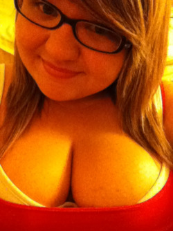 bearhugsarethebesthugs: no makeup smile.   my boobs won’t go away. So bored.~