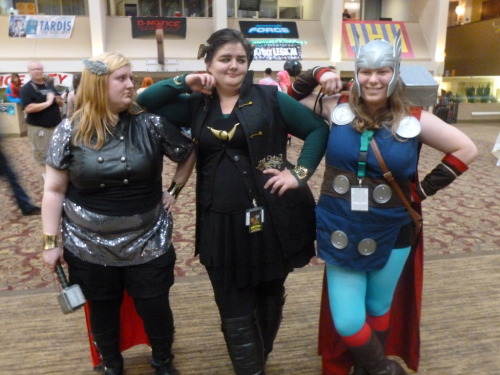 My favorite picture from this weekend at CONvegence! I am Loki, platinumvampyr is the very shiny Tho