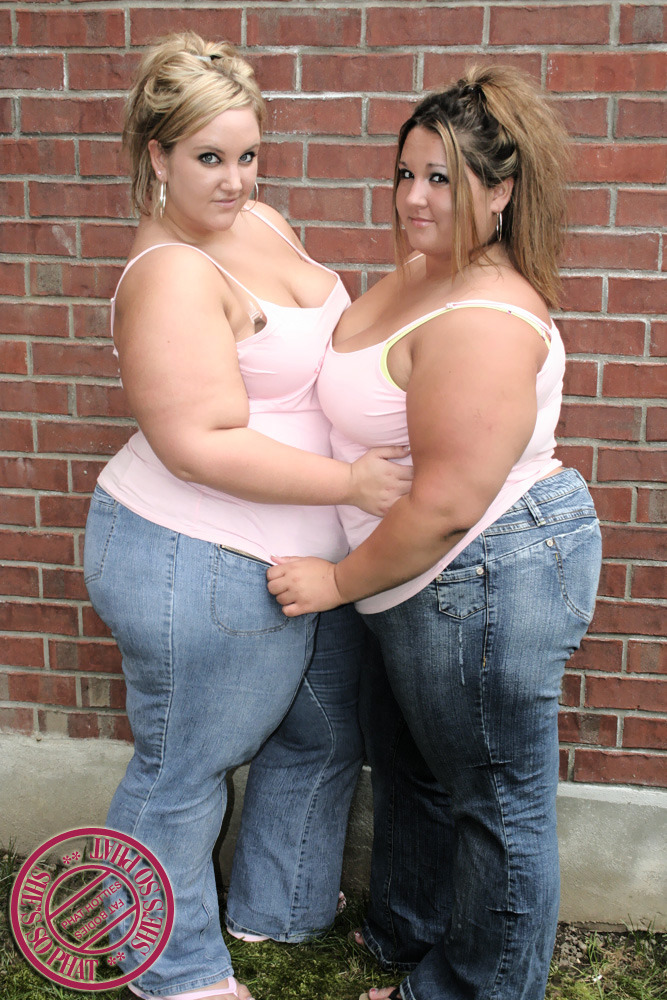 straightedgejuggalo:  Models: Plump Princess &amp; Kurvacious Kenzie