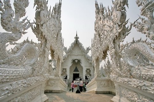 waslikesstuff: f-l-e-u-r-d-e-l-y-s: Wat Rong Khun is a contemporary unconventional Buddhist and Hind