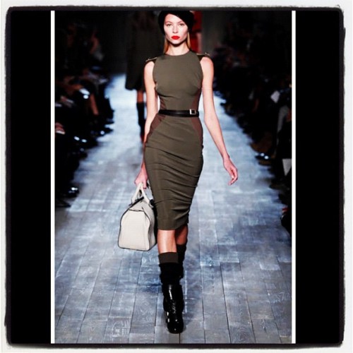 #victoriabeckham#runway #fashionweek #fashion #trend2013 #newyork #bodycon#dress#army#leather (Pris 