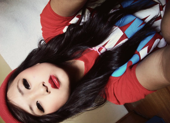 missnanneyvue:  itspadeeee:  When Boredom hits .   This is gorgeous with the red