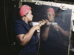 havunicxx-written:  violencegirl:  aint-got-nothin-at-all:  boobsbirdsbotany:   Real life “Rosie the Riveter” - Tennessee, 1943. From the Library of Congress collection, 1930’s-1940’s in Color.   GLORIFY THE SHIT OUT OF THIS IMAGE  !!!!!!!! 