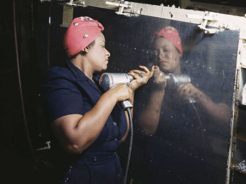 violencegirl:aint-got-nothin-at-all:boobsbirdsbotany:Real life “Rosie the Riveter” - Tennessee, 1943