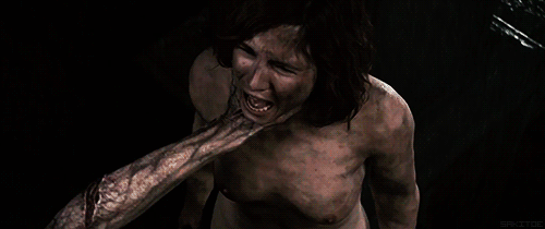 arsenicko:  gustragow:  aunque no es una adaptación al 100%, es una de las mejores películas de video juegos llevadas al cine, en octubre se viene la 2   no sabia que la escena de la piel era de la silent hill movie, la vere ahora :D