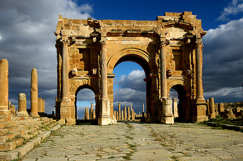 Roman ruins of Timgad, late afternoon at Trajan’s Arch, Algeria (by ©haddock).