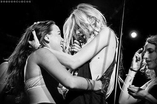 legalizelesbianlove:  I’d give anything to be that close to Taylor 