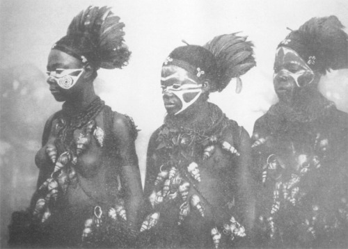 ukpuru: ukpuru: Dancers of the Ngbogha-Ndem association [of the Ejagham], photographed by Mansfeld (