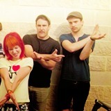 we-have-an-emergency:  9 pictures of Hayley, Jeremy and Taylor making funny faces