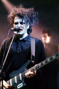 darkwavefashion:  Robert Smith (The Cure)