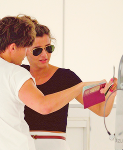 one-harrystyles:  Louis and Eleanor making fun of eachothers passport photos 