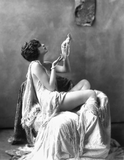 onlyoldphotography:  Alfred Cheney Johnston: Billie Dove, 1920s 