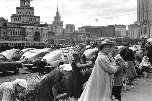 Henri Cartier-Bresson, Komsomolskaya Square where three stations, to Leningrad, to Kazan and to Taro