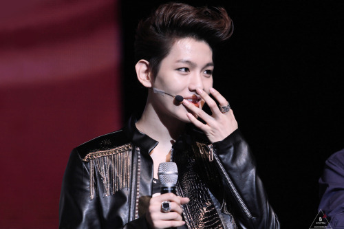 yummymacchi:  Take a moment to appreciate Byun Baekhyun’s perfect hands and fingers ♥