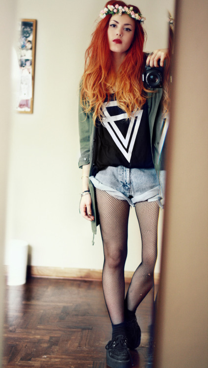 barbiesawhore:  driveshesaid:  mum made me a flower crown, I didnt even ask her how awesome is she  Unusual fashion 