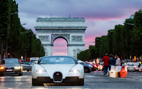 modernluxuries:  twinturbocharged:  Arc de Triomphe.  Bugatti