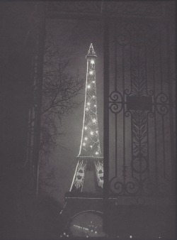 fantomas-en-cavale:  Brassaï- La Tour Eiffel encadrée dans une porte du Trocadéro, 1933 