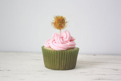 gastrogirl:  funfetti cupcake with homemade buttercream and a diy topper. 