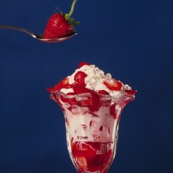 chronic-mastication:  Strawberry sundae appreciation :