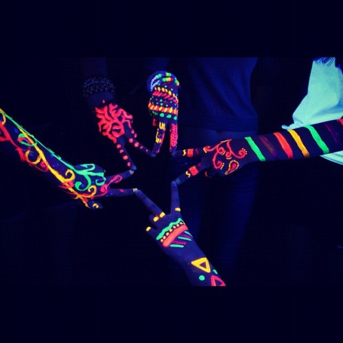 little-black-diamond: imforeverenchanted: #summer2012 #summer #2012 #friends #star #neon #lights #ni