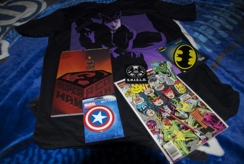 bloodandgutsinhighschool:  I’ve been talking about it for long enough now, but here at long last is the comic book giveaway I’ve been planning over on my side comic blog, comicbookaddictpenguin.  Contents: Catwoman T-shirt (size large) Green Lantern