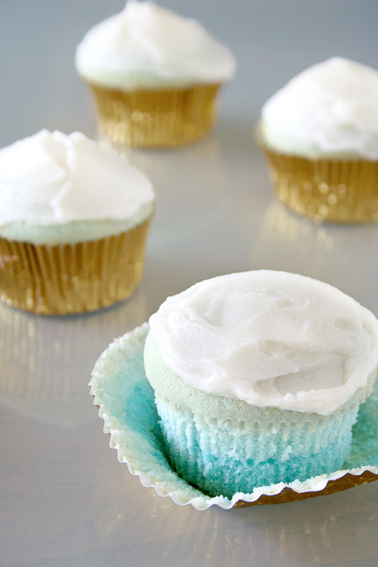 gastrogirl:  ombre vanilla cupcakes. 