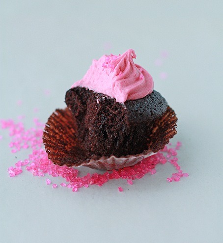 oohhhbaby:  chocolate cupcakes with raspberry filling