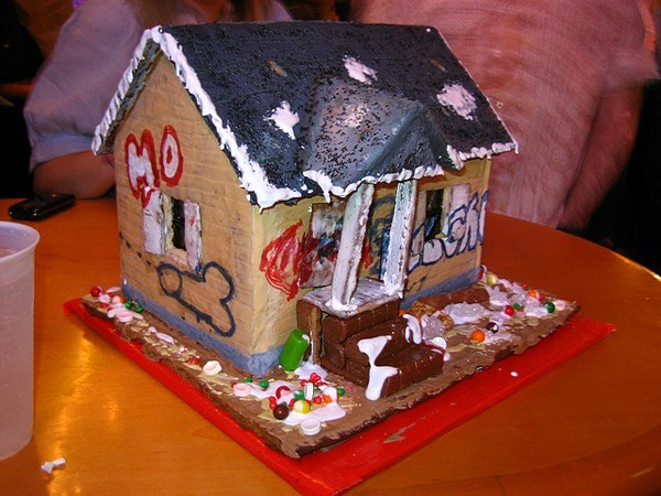 the-absolute-funniest-posts:  Gingerbread crack house. (Via The Absolute Funniest