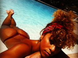 curvesincolor:  Kaylin stay pool side on