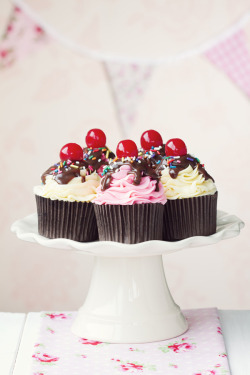 gastrogirl:  ice cream sundae cupcakes. 