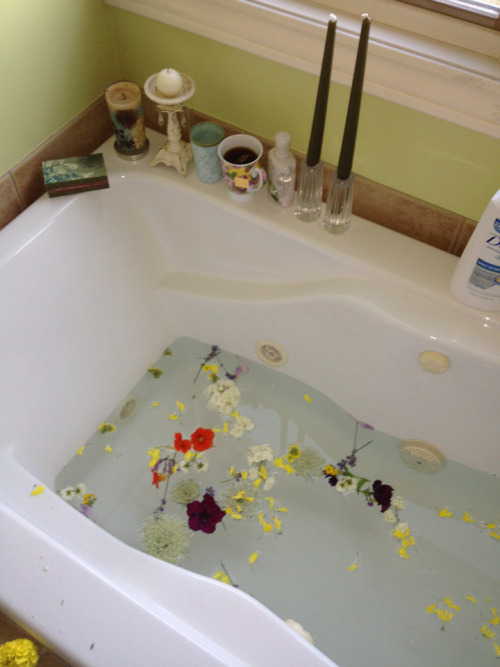 glittertomb:  White roses, violets, lavender, nasturtium, morning glory, sea salt, & lemon tea. 