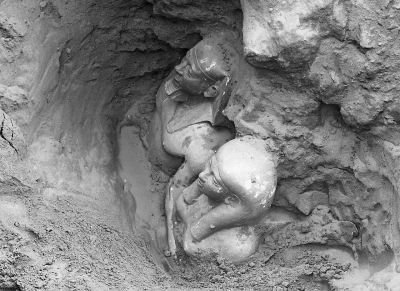 The first glimpse of a royal pair statue, January 18, 1910.
Archaeologist George Reisner wrote in his diary: “In the evening, just before work stopped, a small boy appeared suddenly at my side and said, “Come,”.
His workers had uncovered a statue of...