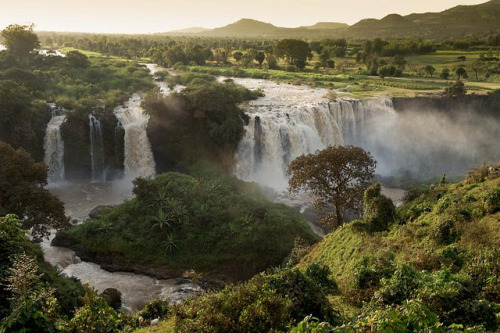 Blue Nile Falls in North Ethiopia (by courregesg).