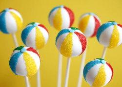 gastrogirl:  beach ball cake pops. 