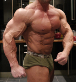 musclelover:  Massive, vascular muscle god