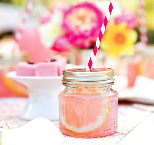 Serve up ice cold lemonade in mason jars for a portable drink! (via A LITTLE SUSSY)