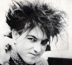 darkwavefashion:  Robert Smith (The Cure)